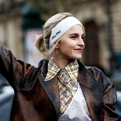 Πώς να φορέσετε τις κορδέλες και τις στέκες σαν μία street style star 