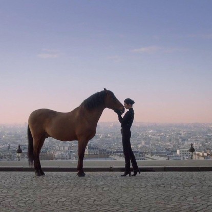 Περιηγηθείτε στους δρόμους του Παρισιού με την Kendall Jenner