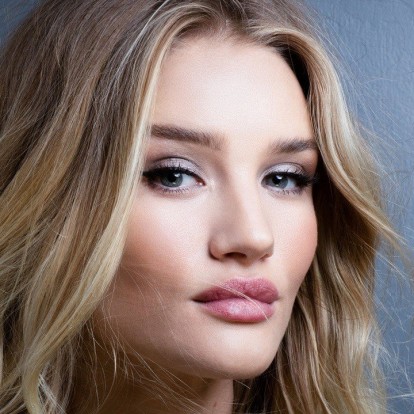 Πώς να πετύχετε το άψογο μακιγιάζ της Rosie Huntington-Whiteley