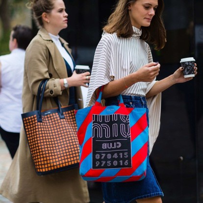 Tote Bag: Η τσάντα που πρέπει να έχετε αυτήν τη σεζόν