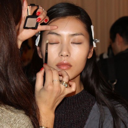 Δεν είστε λάτρης του makeup; Πώς θα έχετε αψεγάδιαστο αποτέλεσμα με ελάχιστα προϊόντα
