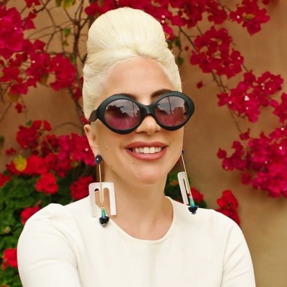 Η Lady Gaga ανοίγει τις πόρτες του σπιτιού της στο Λος Άντζελες
