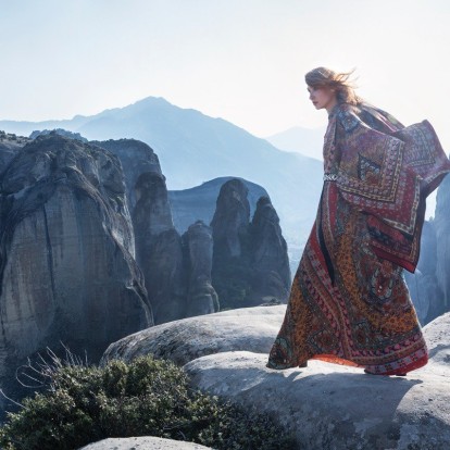 Το νέο GLOW fashion editorial στα Μετέωρα είναι Out of this world