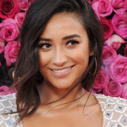 Ροζ χρώμα στα μάτια: ένα σούπερ make up tutorial από τη Shay Mitchell