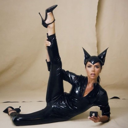 Victoria Beckham: Ένα χιουμοριστικό video με τα διασημότερα looks της