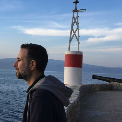 Ο συγγραφέας Χρήστος Δασκαλάκης μας ξεναγεί στη φθινοπωρινή Ύδρα