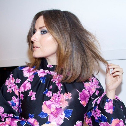 Katie Jane Hughes: Γνωρίστε τη makeup artist με το πιο λαμπερό δέρμα 