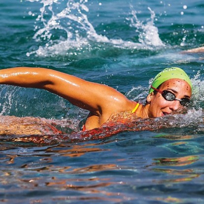 Η πρωταθλήτρια κολύμβησης Νόρα Δράκου μιλά για τη ζωή εντός κι εκτός νερού