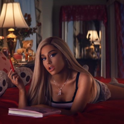 Η μητέρα της Kim Kardashian σε ρόλο έκπληξη στο νέο video clip της Ariana Grande