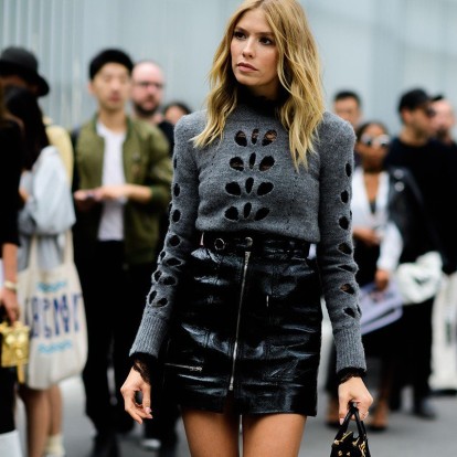 Μάθετε πώς θα συνδυάσετε τη vinyl φούστα σαν τις street style stars