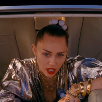 Η Miley Cyrus επιστρέφει συμμετέχοντας στο καινούριο hit του Mark Ronson