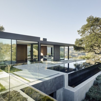 Το Oak Pass Main House στο Beverly Hills υποτάσσεται απόλυτα στο φυσικό του περιβάλλον