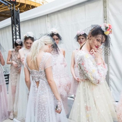 Θέλετε να ανακαλύψετε τι κρύβεται πίσω από τα shows της Chanel;