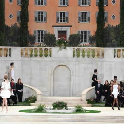 Εβδομάδα Υψηλής Ραπτικής: Τα σκηνικά και οι λαμπεροί καλεσμένοι από τα καλύτερα shows 