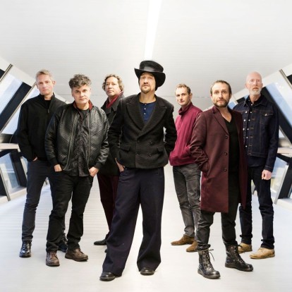 Η ιστορία πίσω από τις επιτυχίες του συγκροτήματος James που έρχεται στη Θεσσαλονίκη