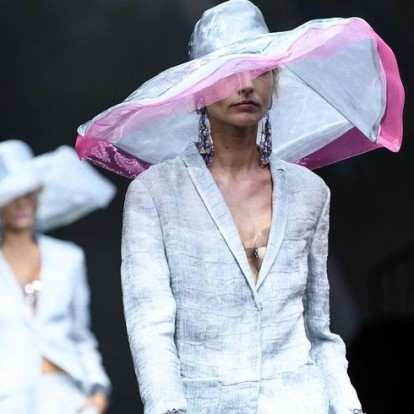 Βάλτε χρώμα στη ζωή σας με χρωματιστά κοστούμια