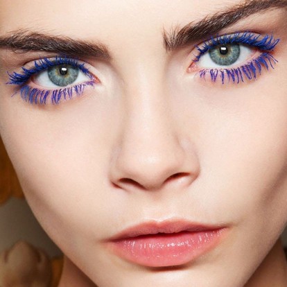 Πώς να φορέσετε τη χρωματιστή μάσκαρα όπως οι πιο στιλάτες stars 