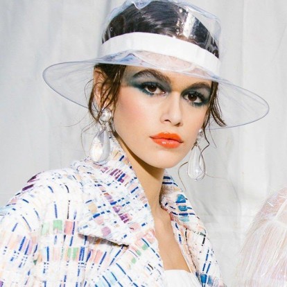 Οι καλύτερες σκιές σε μορφή stick θα κάνουν το μακιγιάζ σας παιχνιδάκι 