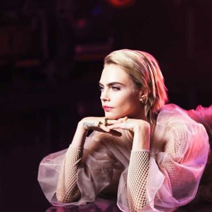 Ο ροζ rock & roll κόσμος της Cara Delevingne