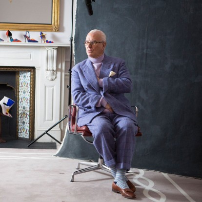 Ο Manolo Blahnik αποδεικνύει τη διαχρονικότητά του μέσα από μια έκθεση