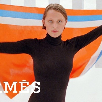 Τα μεταξωτά φουλάρια του οίκου Hermès είναι must-have όλον τον χρόνο