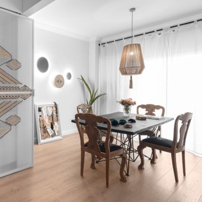 To ανανεωμένο showroom της It’s Αll Greek Οn Μe έχει σύγχρονη, θηλυκή interior ματιά