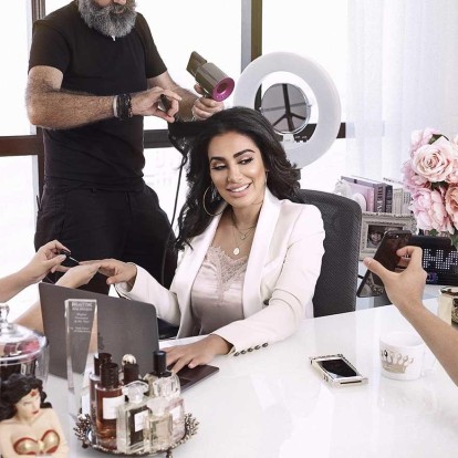 Μια διάσημη beauty guru μας ξεναγεί στο υπέροχο μπάνιο της που μοιάζει με spa 