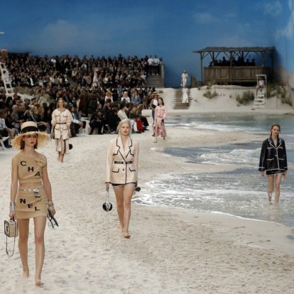 Γιατί το δυναμικό comeback της μίνι φούστας είναι σημαντικό για τη γυναικεία κοινότητα;