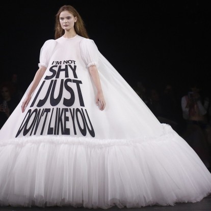 5 σχεδιαστές μόδας που έγιναν viral τη φετινή χρονιά