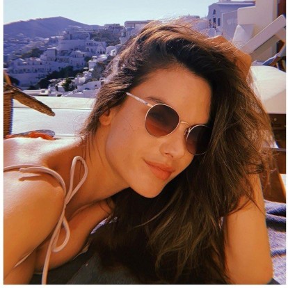 Η Alessandra Ambrosio αποθεώνει τη Σαντορίνη κι ό,τι άλλο ξεχωρίσαμε αυτήν την εβδομάδα
