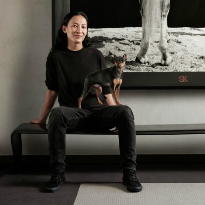 Περιηγηθείτε στο minimal διαμέρισμα του σχεδιαστή Alexander Wang