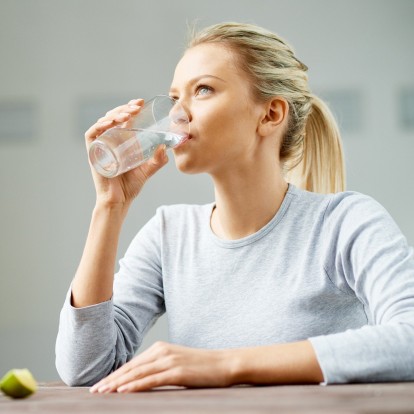  5 σημάδια που δείχνουν ότι δεν καταναλώνετε αρκετό νερό