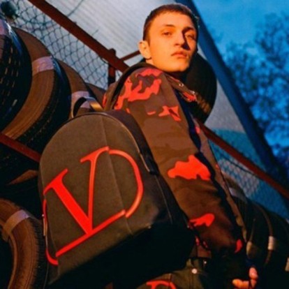 Ο 19χρονος αδερφός Hadid ξεκίνησε την καριέρα του στη μουσική