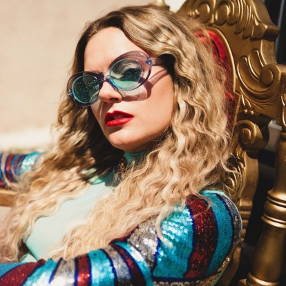 Η Tove Lo τραγουδά Ariana Grande και Taylor Swift σ' ένα μουσικό παιχνίδι