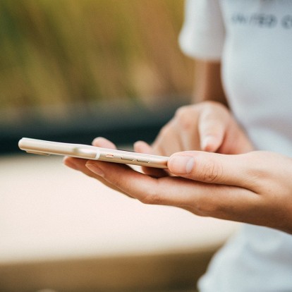 iPhone body: Η λάθος στάση που μπορεί να έχει το σώμα σας 