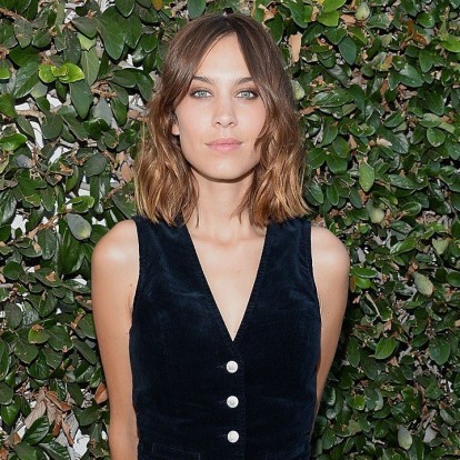 Ανακαλύψτε τι έχει στην τσάντα της η Alexa Chung 