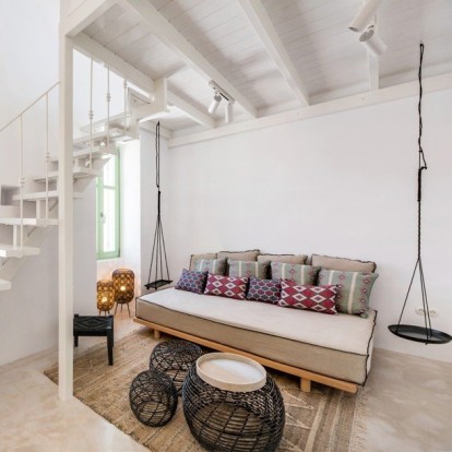 Δείτε πως μια κατοικία του 1950 στην Άνδρο μετατράπηκε σε ένα εκπληκτικό εξοχικό