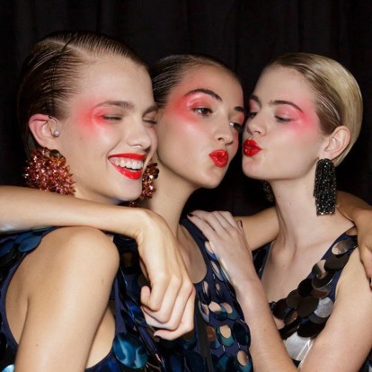 9 beauty looks για το γιορτινό τραπέζι που θα σας κάνουν να ξεχωρίσετε 