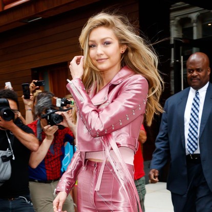 Η Gigi Hadid προσπαθεί να επιβιώσει σε μια post apocalyptic fashion πραγματικότητα