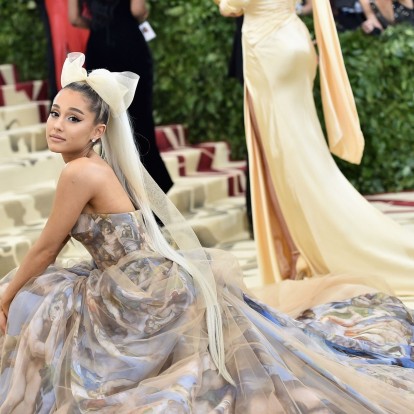 Μόλις κυκλοφόρησε το νέο videoclip της Ariana Grande και είναι συναρπαστικό