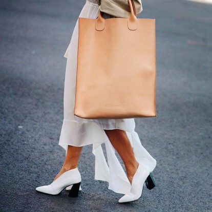 Έτσι θα φορέσετε την tote bag στην πόλη