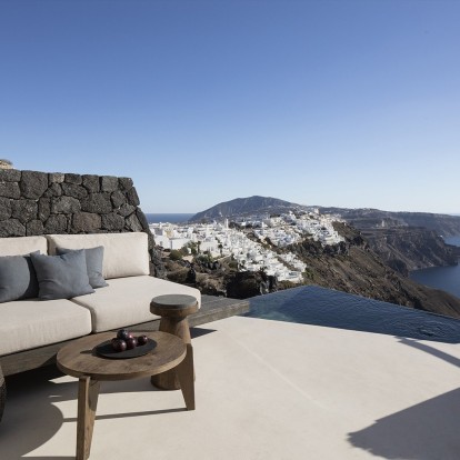 Οι Vora Villas είναι τρεις μοναδικής αισθητικής κατοικίες στη Σαντορίνη