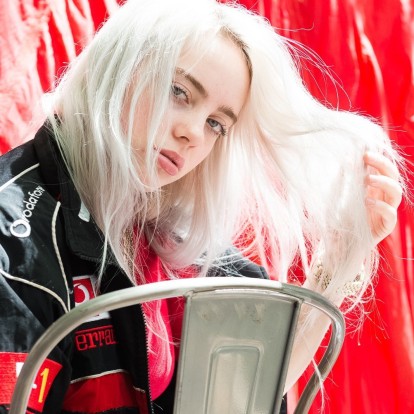 Η ανατρεπτική Billie Eilish ερμηνεύει Miley Cyrus και Pink σ' ένα διασκεδαστικό παιχνίδι