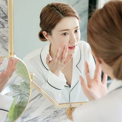 Τα facial tips που υιοθετούν οι Κορεάτισσες για πορσελάνινη επιδερμίδα