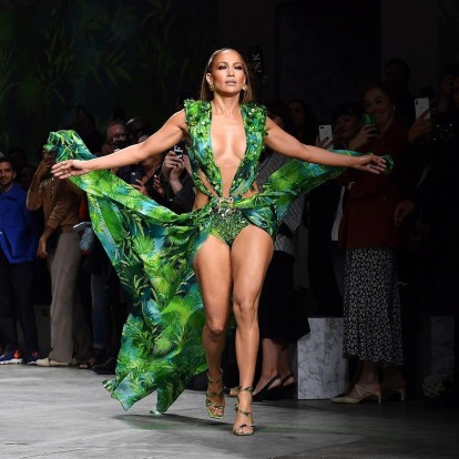Jennifer Lopez: Εκθαμβωτική στο show του Versace με το θρυλικό jungle dress