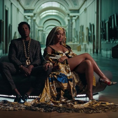 6 fans της Beyonce κι ένας κρυφός hater συμμετέχουν σε ένα διασκεδαστικό παιχνίδι 