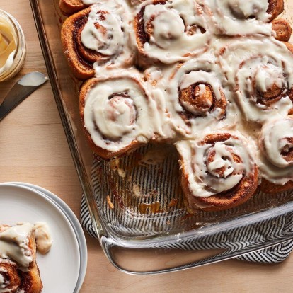 Φτιάξτε γευστικά και πεντανόστιμα Cinnamon Rolls από τον Άκη Πετρετζίκη