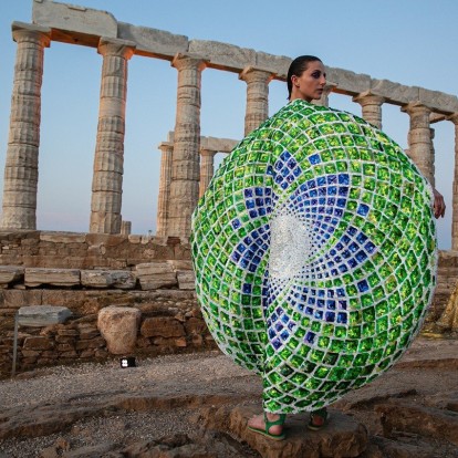 Mary Katrzantzou: Άγγιξε την Ελλάδα με το fashion show-υπερθέαμα στο Σούνιο