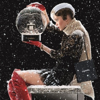 Christmas Fairytale: Ονειρευτείτε με τo νέο film του αρώματος N°5 L’EAU της Chanel