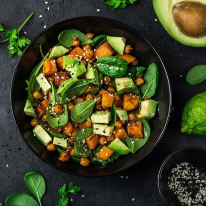 Εύκολες σαλάτες για το γραφείο που μπορείτε να φτιάξετε σε 15'